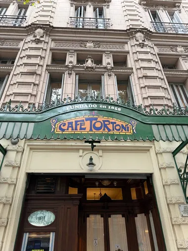 Фасад Café Tortoni — Fundado en 1858